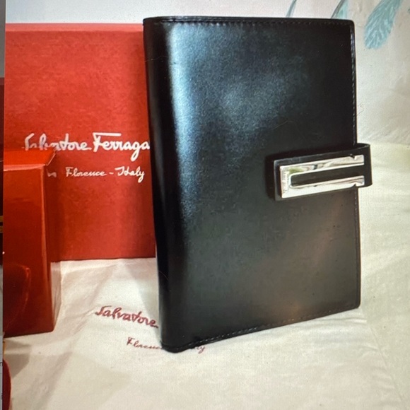 BUNDLE OF 2 - Salvatore Ferragamo Wallet & Bracelet - Picture 5 of 16